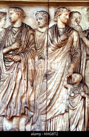 Germanicus (24. Mai 15 v. Chr. - 10. Oktober AD 19) war ein Mitglied der Patrizier und ein Prominenter allgemein der frühen römischen Reich. Auf der Ara Pacis Augustae (Altar des Augusteischen Friedens dargestellt; in Rom häufig verkürzt zu Ara Pacis), Pax, der römischen Göttin des Friedens gewidmet. Das Denkmal wurde von den römischen Senat am 4. Juli in Betrieb genommen, 13 v. Chr. die Rückkehr des Augustus in Rom zu Ehren, nach drei Jahren in Hispania und Gallien, Stockfoto