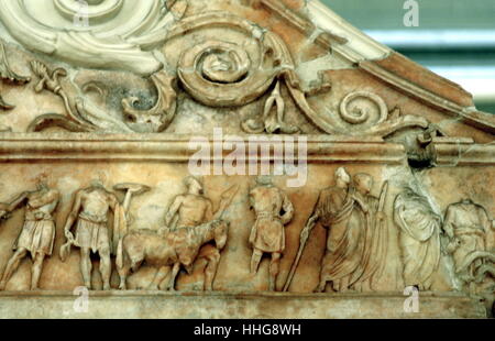 (Detail) zeigt ein Opfer, von der Ara Pacis Augustae (Altar des Augusteischen Friedens; allgemein zu Ara Pacis gekürzt) in Rom zu Pax, der römischen Göttin des Friedens gewidmet. Das Denkmal wurde von den römischen Senat am 4. Juli in Betrieb genommen, 13 v. Chr. die Rückkehr des Augustus in Rom zu Ehren Stockfoto