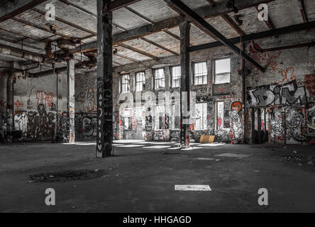 Loft-Zimmer in verlassenen Lagerhaus heruntergekommen / Fabrik Stockfoto