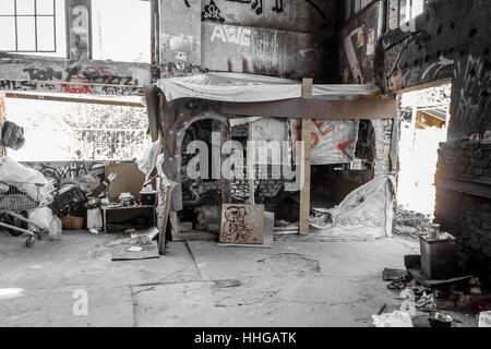 Schutz von Obdachlosen - verlassene Fabrikgebäude Stockfoto