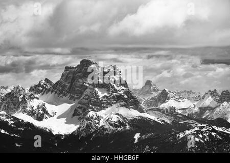 Blick vom Sass Pordoi im oberen Teil des Val di Fassa in Richtung Marmolada Stockfoto