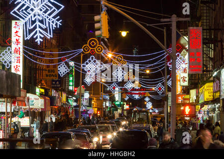 New York City, 1. Januar: Bunte Nacht Straßen in Chinatown überfüllt mit Menschen und Verkehr, New Years Eve in Manhattan New York Stockfoto