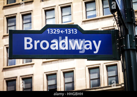 Broadway Straßenschild mit Hintergrund in der Nähe von 34th Street und Herald Square in Manhattan, New York City NYC Stockfoto