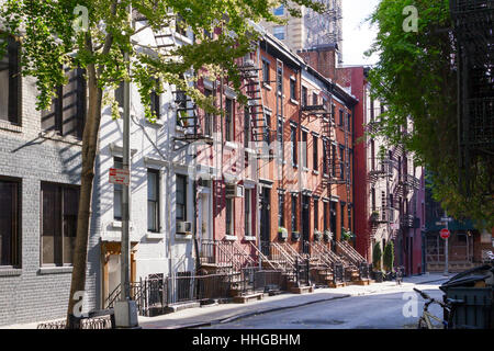 Sonnenschein auf die Bäume, Gehwege und historischen Bauten der Gay Street im Stadtteil Greenwich Village in Manhattan, New York City