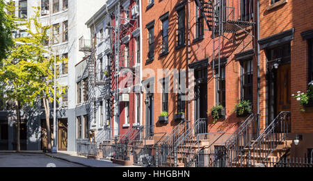 Panoramablick über bunte Reihe von alten Gebäuden entlang Gay Street im Stadtteil Greenwich Village in Manhattan, New York City NYC