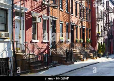 Sonnenlicht scheint auf einem Block aus historischen Wohnblocks auf Gay Street im Stadtteil Greenwich Village in Manhattan, New York City