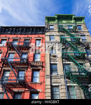 Bunte alte Vintage Mehrfamilienhäuser mit Feuertreppen im Stadtteil Greenwich Village von Manhattan in New York City NYC Stockfoto