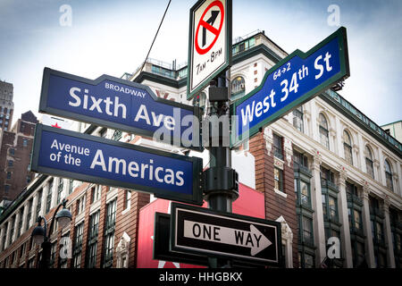 Kreuzung Zeichen der Sixth Avenue, Broadway und West 34th Street in der Nähe von Herald Square in Midtown Manhattan, New York City NYC Stockfoto
