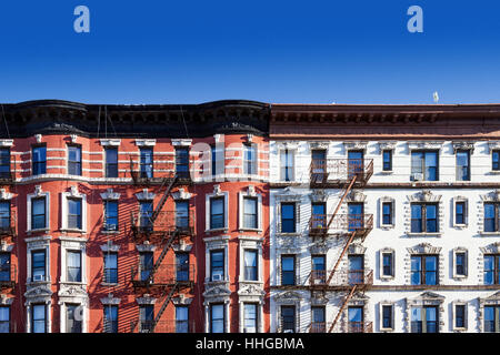 New York City Block von alten historischen Wohnhäusern im East Village von Manhattan, NYC mit einem klaren blauen Himmelshintergrund Stockfoto