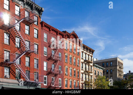 Historische Wohnhäuser entlang der Bleecker Street im Stadtteil Greenwich Village in Manhattan, New York City Stockfoto