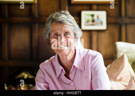 Rachael Heyhoe Flint in ihrem Haus in Wolverhampton. Stockfoto