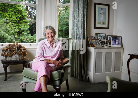 Rachael Heyhoe Flint in ihrem Haus in Wolverhampton. Stockfoto