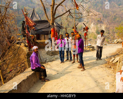 Junge Inder beten am unteren Purnagiri Tempel auf der Sarda River Gorge. Tulighad, Indien Stockfoto