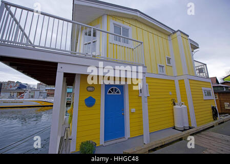 Schwimmende Häuser und Gewerbebauten in Victoria Harbour, BC Kanada. Stockfoto