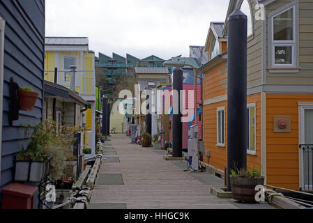 Schwimmende Häuser und Gewerbebauten in Victoria Harbour, BC Kanada. Stockfoto