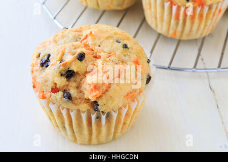 Hausgemachte Karotte Rosinen Muffins mit einem Kuchengitter Stockfoto