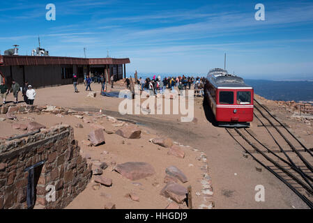 Zahnradbahn entladen Zugreisende auf dem Gipfel des Pikes Peak. Stockfoto