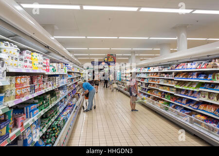 Innere des Sainsbury Supermarkt, Einkaufszentrum Swan Schwan Gericht, Leatherhead, Surrey, England, Vereinigtes Königreich Stockfoto