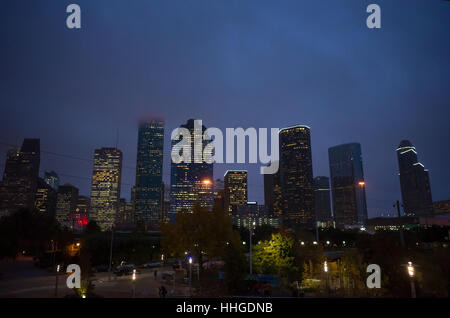 Downtown Houston Skyline bei Nacht mit dunkelblauen stürmischen Himmel. Buffalo Bayou im Vordergrund Stockfoto