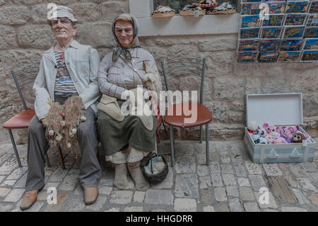 Lebensgroße Puppen ein Fischer und seine Frau, die außerhalb einer Touristen-Shops in der Altstadt von Trogir, Kroatien stricken ist. Stockfoto