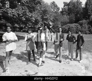 Andrew J. Young wirft einen Fußball mit Nachbarskindern, wie er für den Kongress der 5th District of Georgia im Jahre 1970 die Skyline von Atlanta im Hintergrund läuft. Andrew Jackson Young, geboren 12. März 1932, ist ein US-amerikanischer Politiker, Diplomat, Aktivist und Pastor aus Georgien. Er diente als ein Kongressabgeordneter aus Georgien 5. Kongreßbezirk, Botschafter der Vereinigten Staaten bei den Vereinten Nationen und Bürgermeister von Atlanta. Er diente als Präsident der nationalen Rat der Kirchen USA, war ein Mitglied der Southern Christian Leadership Conference und ehemaliger US-Botschafter bei den Vereinten Nationen. Stockfoto