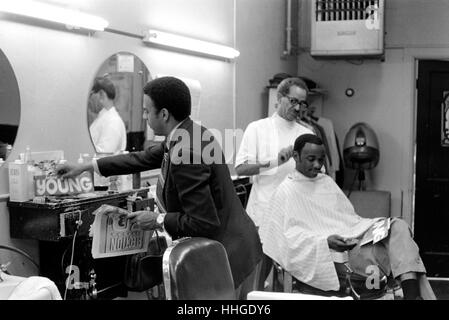 Andrew J. Young - wer später Bürgermeister von Atlanta und US-Botschafter bei den Vereinten Nationen werden sollte - Stümpfe für Stimmen in einem Atlanta Barber Shop während seines Angebots für den Kongress im Jahr 1970 vom 5. Kongresswahlbezirk Georgiens. Andrew Jackson Young, geboren 12. März 1932, ist ein US-amerikanischer Politiker, Diplomat, Aktivist und Pastor aus Georgien. Er diente als ein Kongressabgeordneter aus Georgien 5. Kongreßbezirk, Botschafter der Vereinigten Staaten bei den Vereinten Nationen und Bürgermeister von Atlanta. Stockfoto