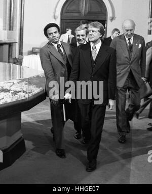 Präsident Jimmy Carter flankiert von seinen Botschafter bei den Vereinten Nationen, Andrew J. Young (links), zu Fuß in einer Sitzung an der Smithsonian Institution Burgenbau im Jahr 1977. Stockfoto