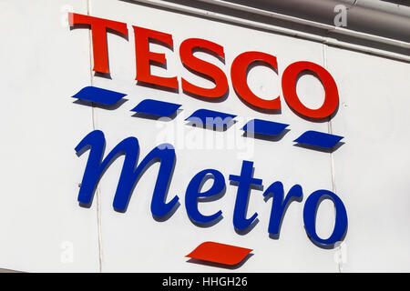 NORWICH, UK - 17. Januar 2017: Ein Zeichen für eine Tesco Metro-Filiale befindet sich im Stadtzentrum von Norwich, am 17. Januar 2017. Stockfoto