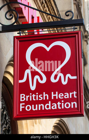 NORWICH, UK - 17. Januar 2017: The British Heart Foundation Zeichen außerhalb eines ihrer Charity-Shops in Norwich. Stockfoto