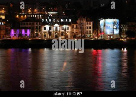 Nachtansicht im Weinkeller in Avenida de Diogo Leite (Vila Nova De Gaia, Portugal) Stockfoto