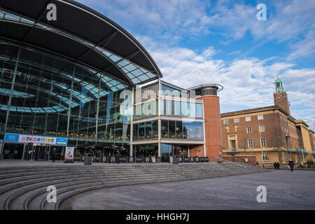 NORWICH, UK - 17. Januar 2017: Ein Blick auf das Forum und die City Hall in der Ferne in Norwich am 17. Januar 2017 ersichtlich. Stockfoto