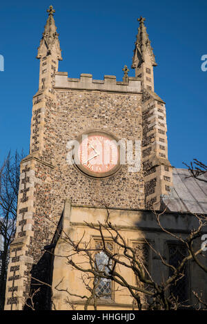 Ein Blick auf den Turm der St.-Michael-am-Plädoyer Kirche in Norwich, Großbritannien. Das Gebäude ist denkmalgeschützte, aber die Kirche ist jetzt überflüssig. Stockfoto