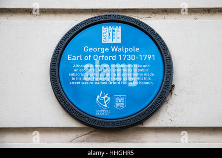 NORWICH, UK - 17. Januar 2017: Eine blaue Plakette, die über die Geschichte von George Walpole, Earl of Orford, genommen in Norwich, Großbritannien. Stockfoto