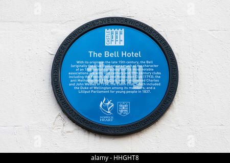 NORWICH, UK - 17. Januar 2017: Eine blaue Plakette kennzeichnen die Lage und die Geschichte von The Bell Hotel in Norwich. Stockfoto