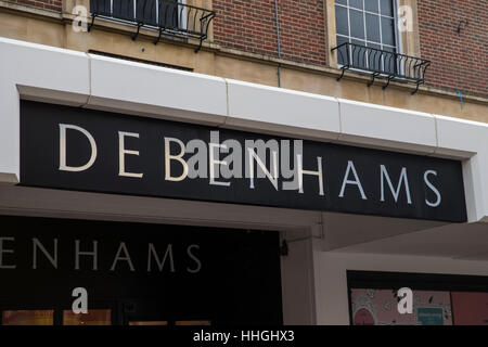 NORWICH, UK - 17. Januar 2017: The Debenhams Schriftzug über dem Eingang zum Debenhams im Stadtzentrum von Norwich. Stockfoto