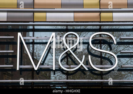 NORWICH, UK - 17. Januar 2017: Das M & S-Logo über dem Eingang zu dem Marks &amp; Spencer in Norwich Stadtzentrum entfernt aufbewahren. Stockfoto