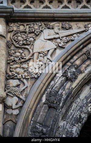 Detail der großartigen skulpturale Arbeit auf dem Ethelbert Gateway in Norwich, Großbritannien. Stockfoto