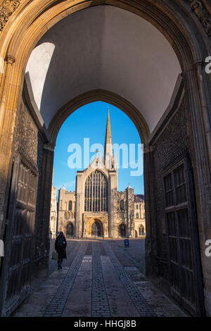 Ein Blick auf die prächtige Kathedrale von Norwich durch das Erpingham Tor in der historischen Stadt Norwich, UK. Stockfoto