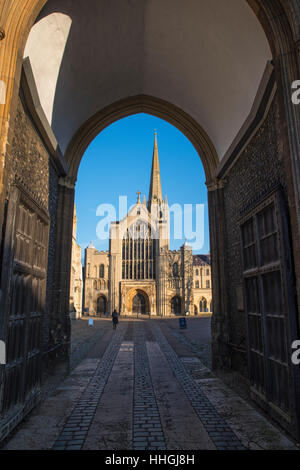 Ein Blick auf die prächtige Kathedrale von Norwich durch das Erpingham Tor in der historischen Stadt Norwich, UK. Stockfoto