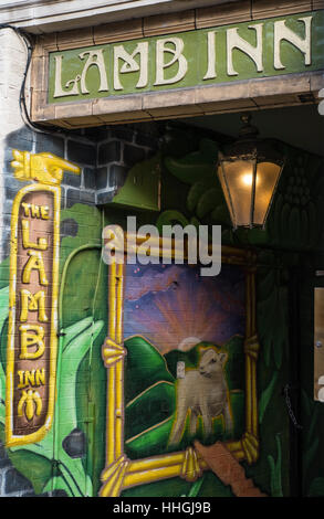 NORWICH, UK - 17. Januar 2017: Eingang, der zu den Lamb Inn Gasthaus in der historischen Stadt Norwich, UK führt. Stockfoto