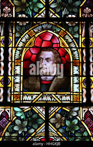 Glasfenster von Martin Luther in der Felsenkirche in Lüderitz Stockfoto