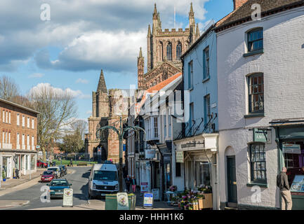 King Street in Stadt Hereford, Herefordshire, England, zeigt Teil der Hereford Kathedrale Stockfoto