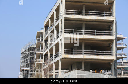 sehr großes Gebäude im Bau mit Betonwänden am Rande der Stadt Stockfoto