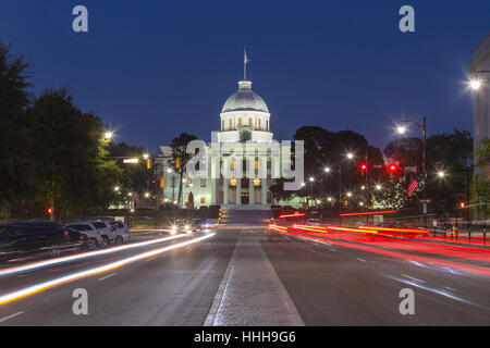 Verkehr schafft Lichtspuren in der Dämmerung auf der Dexter Avenue vor das Alabama State Capitol in Montgomery, Alabama. Stockfoto