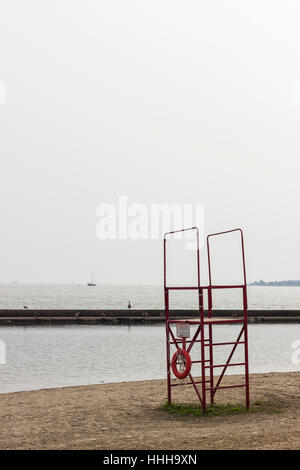 Stand der Rettungsschwimmer am Strand an einem bewölkten Tag, Toronto, CA Stockfoto