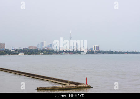 TORONTO, Kanada - Blick auf den CN Tower und die Skyline der Stadt vom Sunnyside Park an einem bewölkten Tag Stockfoto