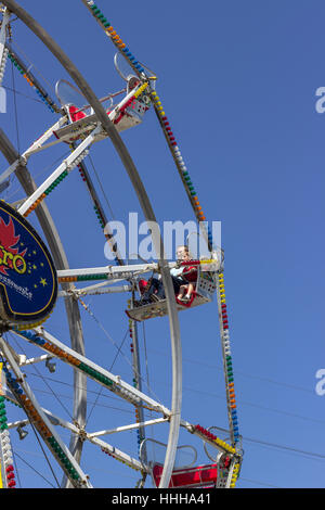 TORONTO, Kanada - Mann und Kind auf dem Riesenrad während der Canadian National Exhibition Stockfoto