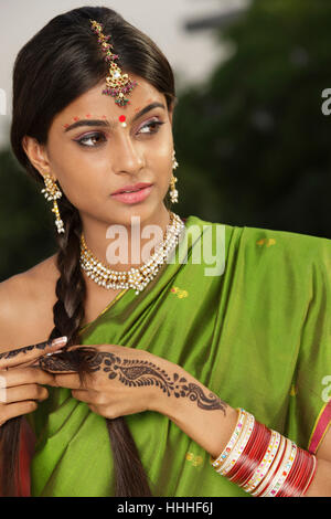 Frau Sari trägt und dekoriert mit Henna-Tattoo, traditionellen Schmuck und bindi Stockfoto