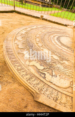 Schöne kunstvoll geschnitzten Mondstein am Eingang Mahasen Palast Ruinen von alten Hauptstadt Anuradhapura in Sri Lanka Stockfoto