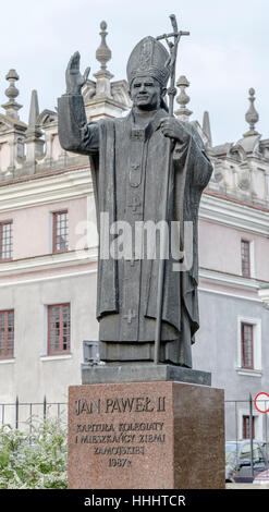 Jan-Paul-II-Denkmal im Hof der Kathedrale. Zamosc. Polen Stockfoto